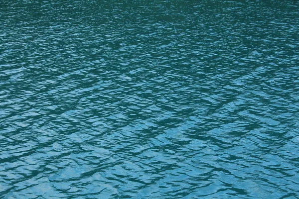 氷の湖 波のある水面 ターコイズ色 — ストック写真
