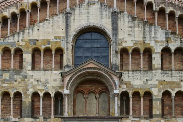 パルマ大聖堂 ドゥオーモ広場 エミリア ロマーニャ イタリア ユネスコ世界遺産の詳細正面図 — ストック写真