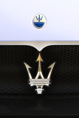 MODENA - İtalya - 10 Eylül 2020 - Yeni Maserati MC20 'nin halka açık sunumu, ön marka logosu ayrıntıları