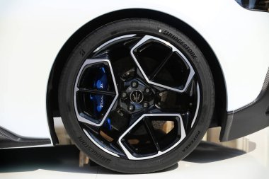 MODENA - İtalya - 10 Eylül 2020 - Yeni Maserati MC20 halka açık sunumu, alüminyum tekerlek tasarımının ayrıntıları