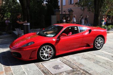 CASTELFRANCO EMILIA, MODENA, ITALY, 9 Eylül - 2020 - Ferrari F430 halka açık bir sergi etkinliği, editoryal