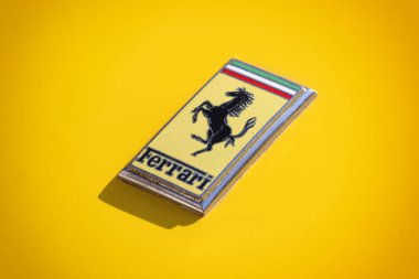 Klasik araba detayı, eski 500 Mondial model üzerinde Ferrari logosu.