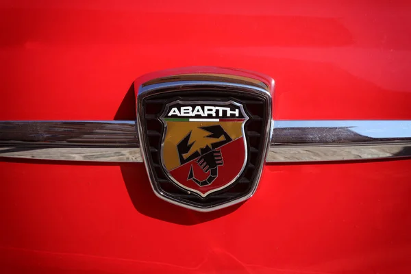 老式经典汽车细节 菲亚特Abarth标志 — 图库照片