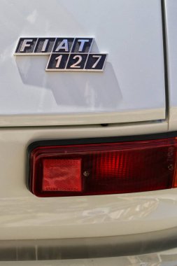 Klasik araba detayı, Fiat 127 logosu.