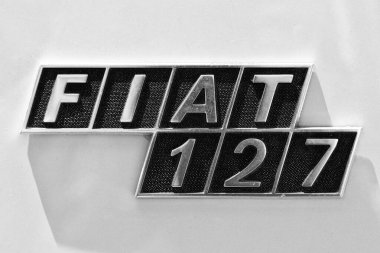 Klasik araba detayı, Fiat 127 logosu. 