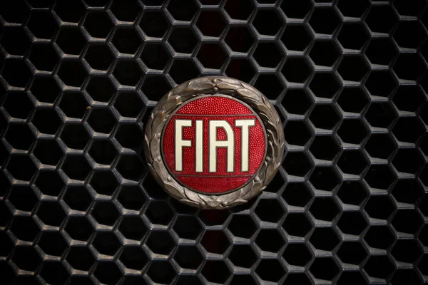 Vintage Klasyczny Szczegół Samochodu Logo Fiat 124 — Zdjęcie stockowe