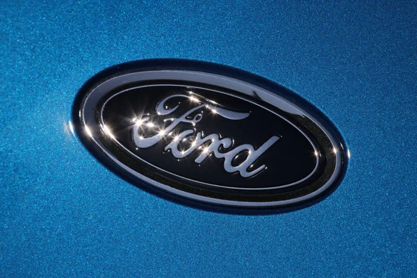 Деталь Автомобиля Форд Современный Логотип Марки Форд — стоковое фото