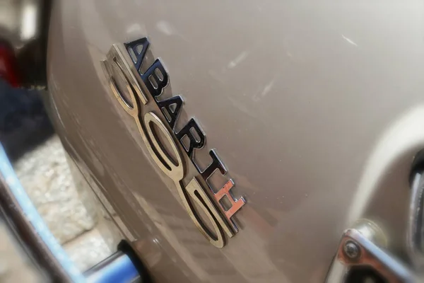 ヴィンテージクラシックカーの詳細 フィアットアバルト595 — ストック写真