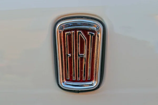ヴィンテージクラシックカーの詳細 フィアット500モデルのフィアットロゴ — ストック写真