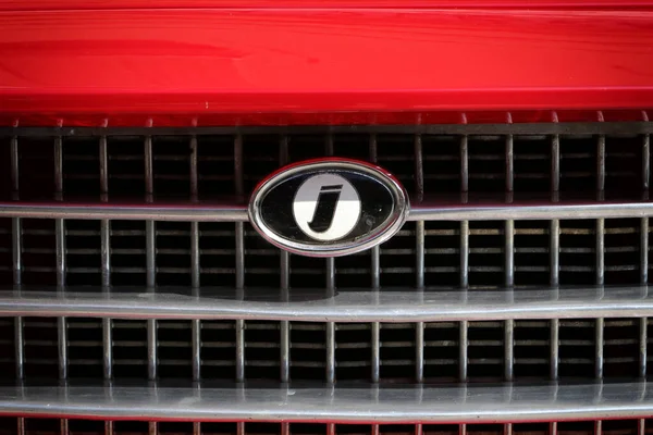 Vintage Clássico Carro Detalhe Logotipo Innocenti Carro Vermelho — Fotografia de Stock