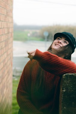 Çekici kadın gülüyor ve portre kırsal sahnede gülümseyen şapka ile