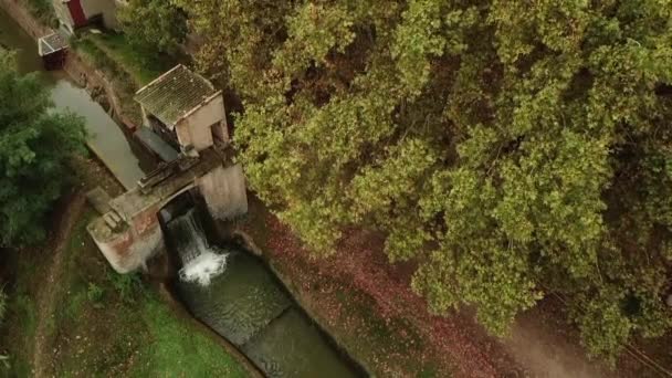 Luftaufnahme Eines Bewässerungswasserkanals Für Die Landwirtschaft Der Spanischen Landschaft — Stockvideo