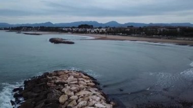 Sabah Cambrils Plajı havadan görünümü (Province of Tarragona, Katalonya, Ispanya)