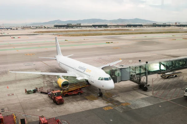 03 March 2018, Barcelona, Spain. Spanish Vueling Airbus at the gate of the Airport el Prat in Barcelona — Stock Photo, Image