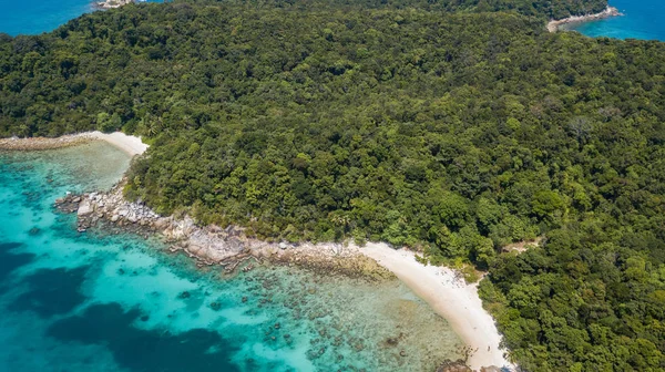 Bellissimo paesaggio aereo di tropicale Perhentian Kecil isola con spiaggia sabbiosa di acqua cristallina, Malesia — Foto Stock