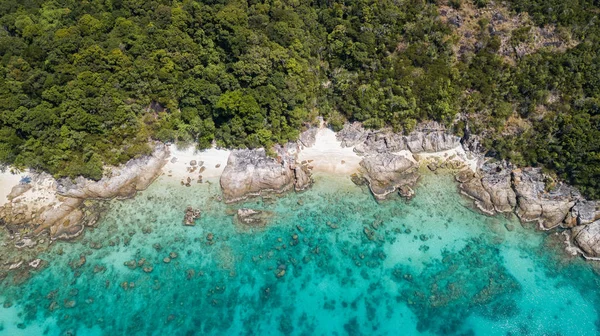 Bela paisagem panorâmica da ilha das Maldivas tropicais com praia de areia de água cristalina do Oceano Índico — Fotografia de Stock