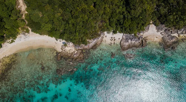 Bela vista aérea de uma praia tropical paradisíaca — Fotografia de Stock