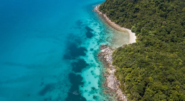Bela vista aérea de uma praia tropical paradisíaca — Fotografia de Stock
