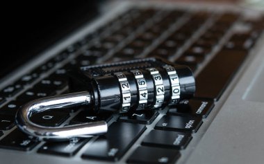 Bir dizüstü bilgisayarda soyunma. Siber Güvenlik iş iş, teknoloji, internet ve ağ kavramı