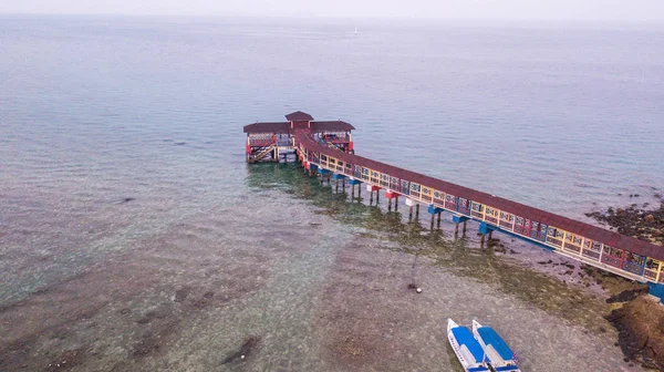 Quai dans la baie de Corail, Perhentian Kecil en Malaisie — Photo