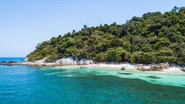 Tropik tatil sancağı. Arka plan veya duvar kağıdı için egzotik plaj manzara havadan görünümü. Yaz tatili tatili konsepti
