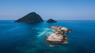 Pulau Tokong Kemudipulau Tokong Kemudi, Pulau Susu Dara ve Pulau Dara Kecil havadan görünümü. Perhentian Adası'na yakın küçük adalar, şnorkelli yüzmeye güzel su