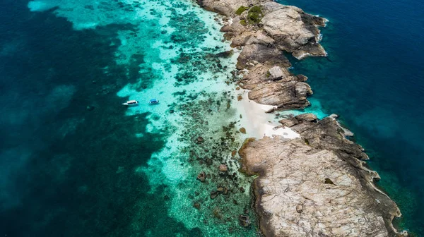 Ilha paradisíaca na Malásia. Pulau Tokong Kemudi, água de mergulho — Fotografia de Stock