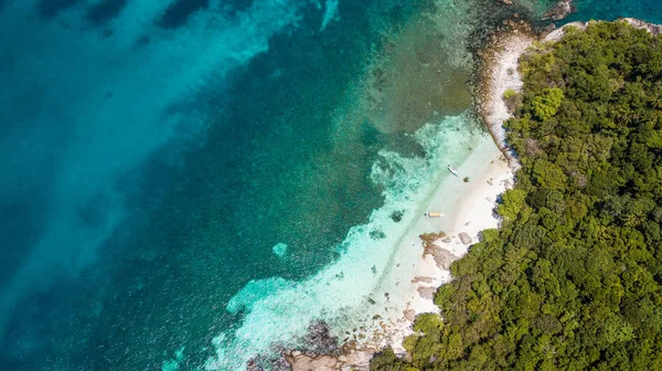 Vista aérea da praia tropical. Férias de verão e conceito de férias para turismo . — Fotografia de Stock