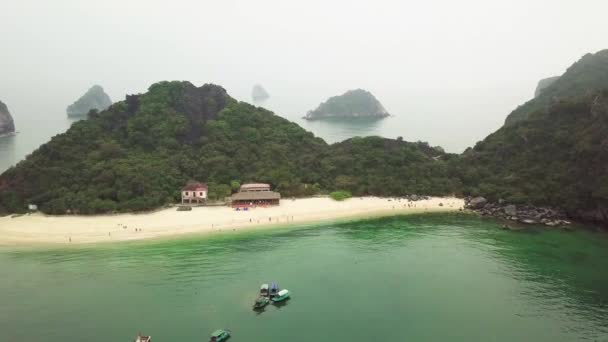 飞越著名的下龙湾 巴伊亚德下龙 越南著名的旅游景点 — 图库视频影像