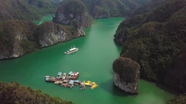 Ha Long Bay, Vietnam'ın havadan görünümü. Vietnam'ın en güzel yerinde kano kullanan insanlar