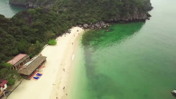 飞越下龙湾著名的猴岛 — 图库视频影像