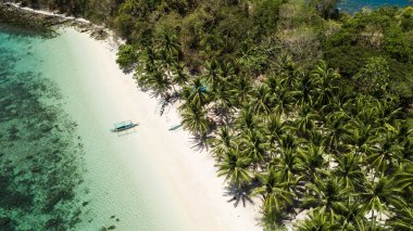 Port Barton, Palawan, Filipinler tropikal bir plajda geleneksel bir filipino tekne üst görünümü