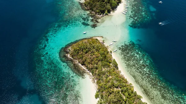 Vista dall'alto della piccola isola tropicale nelle Filippine. Tour dell'isola di Port Barton — Foto Stock