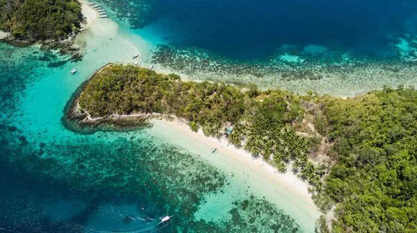 Vista dall'alto della piccola isola tropicale nelle Filippine. Tour dell'isola di Port Barton — Foto Stock