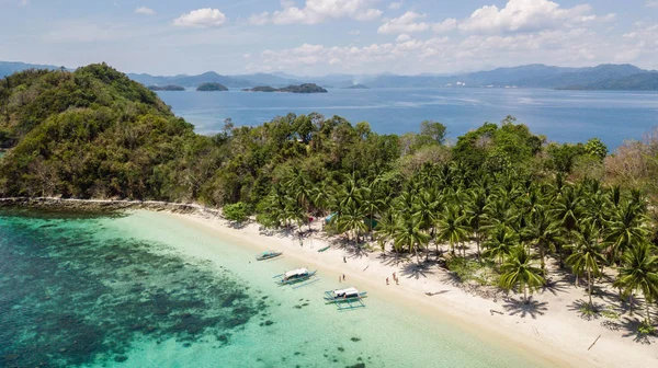 Veduta aerea di un'isola paradisiaca con alcune barche filippine tradizionali a Palawan, Filippine , — Foto Stock