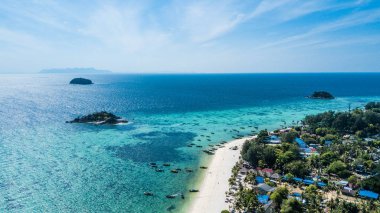 Koh Lipe, Tayland'da tropik plaj. Sunrise Beach sabah havadan görünümünde