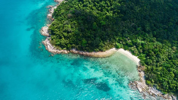 Vista aérea de uma bela praia na Malásia. Praia de tartaruga em Pulau Perhentian Kecil — Fotografia de Stock