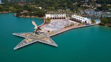 Langkawi'deki Kartal Meydanı. Langkawi'deki Kartal Meydanı'nın havadan görünümü, Kuah limanının yakınında. Bu dev heykel Langkawi adasının sembolü, Malezya