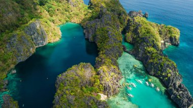 El Nido, Palawan, Filipinler. Big Lagoon, Small Lagoon ve kireçtaşı kayalıkların havadan görünümü