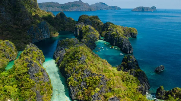 Luchtfoto van grote lagune en kleine lagune in El Nido, Palawan, de Filippijnen — Stockfoto