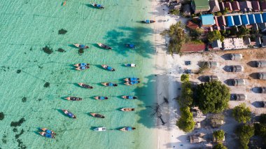 Koh Lipe adasında uzun kuyruk tekneleri grubu üzerinde havadan görünümü, Satun, Tayland