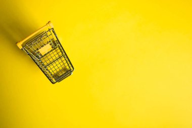 Sarı bir arka planda küçük bir vagon üst görünümü. Metin alanı. Satış konsepti