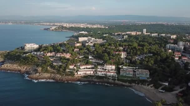 カタルーニャ州サロウ コスタ ドラダ の海岸線を飛行 スペインの夏の目的地 — ストック動画
