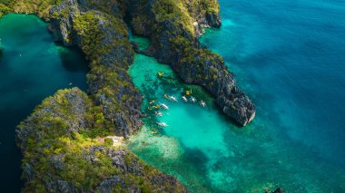 Güzel lagünler ve El Nido, Palawan, Filipinler kireçtaşı kayalıkların havadan görünümü