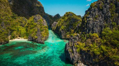 Güzel tropikal mavi lagün. Doğal manzara deniz Körfezi ve dağ Adaları, El Nido Palawan, Filipinler, Güneydoğu Asya ile. Egzotik sahne. Popüler Simgesel Yapı, Filipinler ünlü hedef
