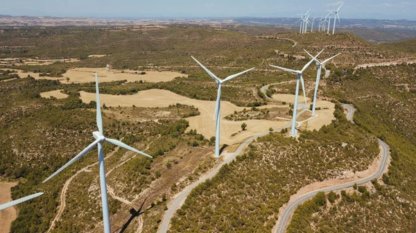 夏の緑地の風力タービン。自然風力発電所と持続可能な環境に優しいエネルギー資源 — ストック写真
