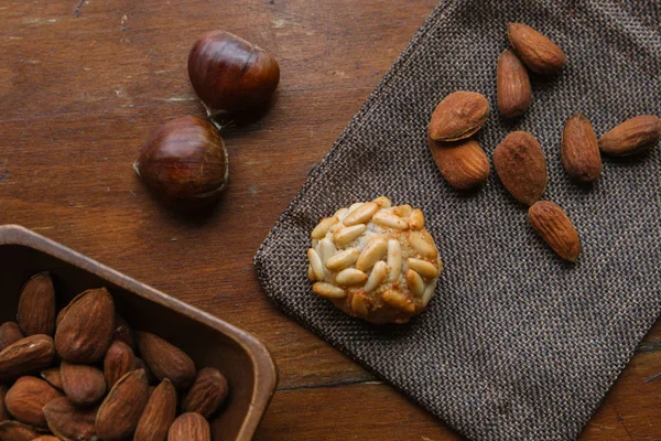 Bazı kavrulmuş chesnuts ile izole katalan paneli. Dia de Tots Sants in Catalunya, İspanya