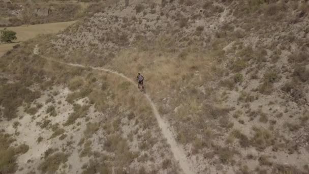 Człowiek Jeździ Rowerem Górskim Wiejskim Krajobrazie Słoneczny Dzień — Wideo stockowe
