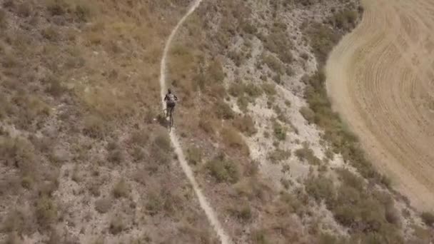 在农村场景 一个运动型男性骑着山地自行车下坡的鸟瞰图 — 图库视频影像