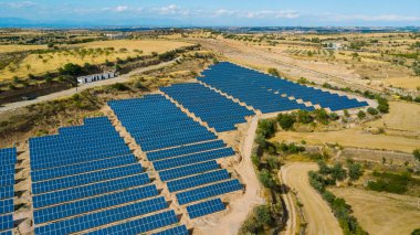 Güneş panelleri. Güç istasyonu. Mavi güneş panelleri. Alternatif kaynak elektrik. Güneş Çiftliği.